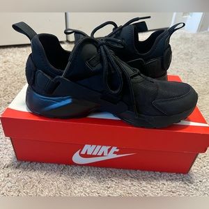 New Women’s “city low” black Huaraches Sz 9